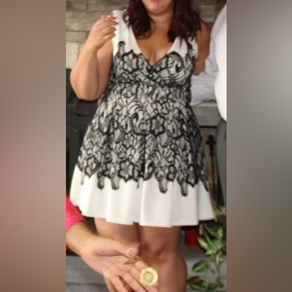 Gorgeous white Le Château dress with black lace overlay. Size XXL. - Picture 1 of 4